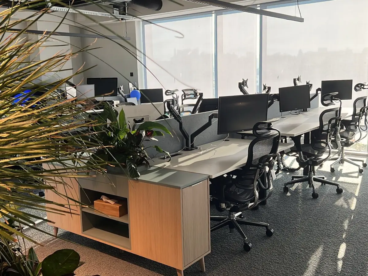 birouri reglabile si scaune ergonomice in cadru office corporate