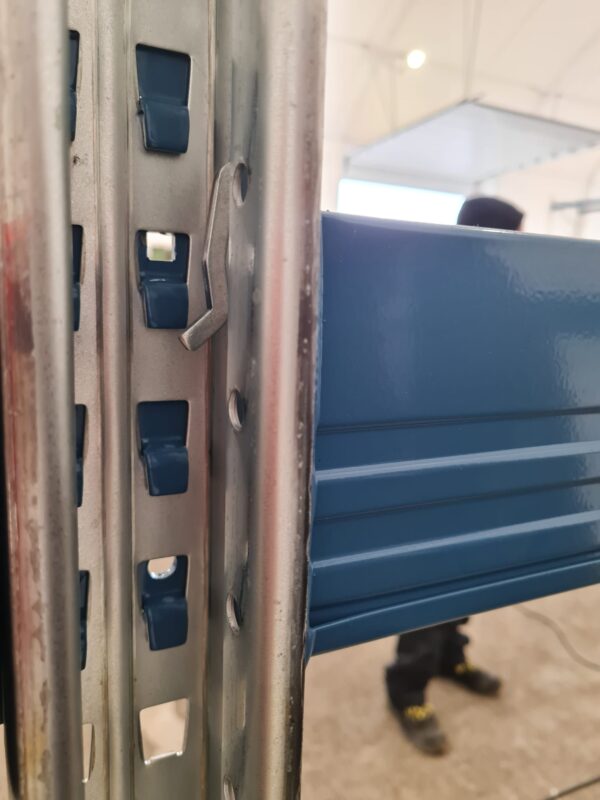 montare traversa rafturi paleti